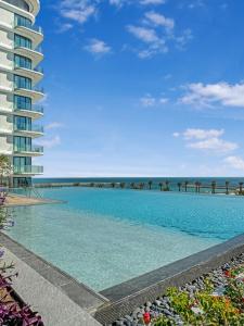 Amwaj IslandにあるFancy Studio in Address Residence Marassi Vistaの高層ビルの隣にある大型スイミングプール +31枚の写真