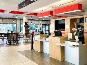 una tienda con caja registradora y un restaurante en Ibis Ripollet, en Ripollet