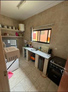 Vila Praia Do BileneにあるMagaia's Accomodationのカウンターとシンクのある小さなキッチン