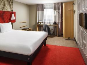 a hotel room with a bed and a red carpet at ibis Hotel Northampton Centre in Northampton +51 photos