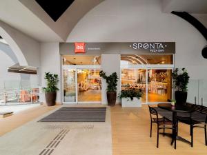 Un centro comercial con una mesa y sillas dentro. en ibis Sao Paulo Paulista, en São Paulo