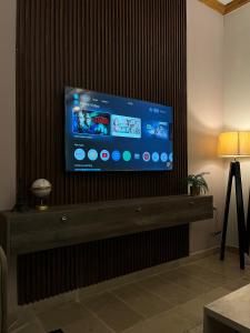 TV a/nebo společenská místnost v ubytování SereneNest + 4 fotografie