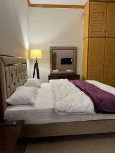 Postel nebo postele na pokoji v ubytování SereneNest