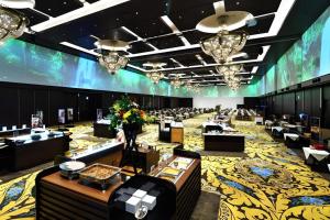 a large room with tables and chairs and a large screen at Shiratamano Yu Kahou in Shibata