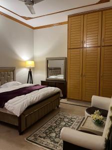 Postel nebo postele na pokoji v ubytování SereneNest