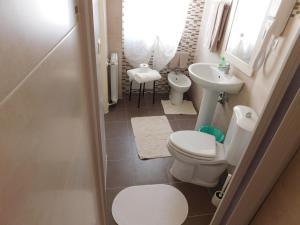 a bathroom with a toilet and a sink at B&B Affittacamere La Dolce Mela in Francavilla di Sicilia