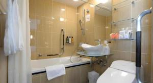 une salle de bain avec un lavabo, une baignoire et des toilettes dans l'établissement APA Hotel Tsukuba Bampaku Kinenkoen Ekimae, à Tsukuba 72 autres photos