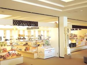 un magasin avec une grande porte vitrée dans une pièce dans l'établissement Gujo Kogen Hotel, à Shōgahora