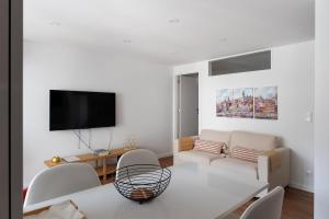 a white living room with a couch and a table at Gaia Bella Guest House in Vila Nova de Gaia