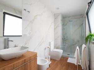 a bathroom with a sink and a shower at Gaia Bella Guest House in Vila Nova de Gaia +15 photos