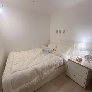 Ένα ή περισσότερα κρεβάτια σε δωμάτιο στο 코튼스테이 Cottonstay