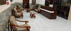 a waiting room with chairs and a table and a counter at النزل الفندقي مدينة الأمير هاشم بن عبدالله الثاني للشباب in Dulaylat al Ḩamāʼidah +32 photos