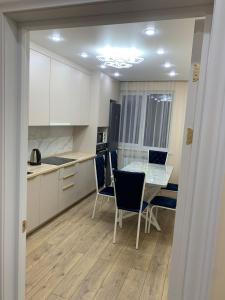 Kuchyň nebo kuchyňský kout v ubytování Лазурный квартал