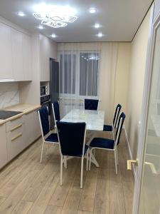 Kuchyň nebo kuchyňský kout v ubytování Лазурный квартал + 13 fotografií