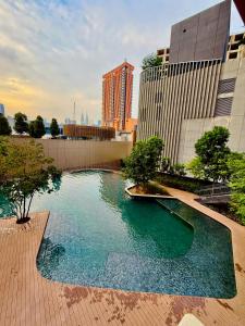 ein großes Wasserbecken in einer Stadt mit Gebäuden in der Unterkunft Lucentia Residence by global stay in Kuala Lumpur