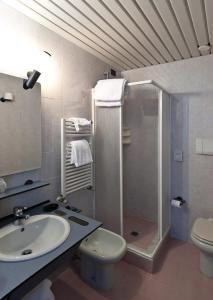 Koupelna v ubytování Hotel Prestige + 24 fotografií