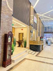 a lobby with a clock in the middle of a store at نزل خيال للشقق المخدومه in Jazan +61 photos