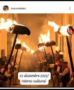 un grupo de personas sosteniendo antorchas encendidas en Castra Vinaria, en Casarabonela