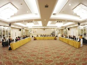un groupe de personnes assises à des tables dans une grande pièce dans l'établissement Green World Palace Hotel, à Songkhla 127 autres photos