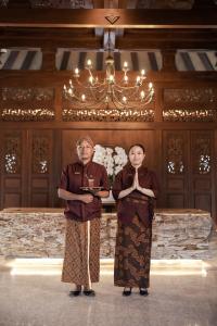 2 personnes debout côte à côte dans une pièce dans l'établissement Manohara Borobudur Cultural Center, à Borobudur