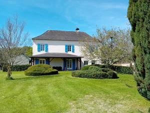 a white house with blue windows and a yard at Belle Chambre privée avec vue sur la montagne in Moncayolle-Larrory-Mendibieu