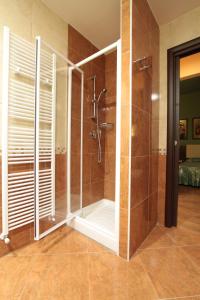 a bathroom with a shower with a glass door at Tenuta del Vecchio Mulino in Motta deʼConti