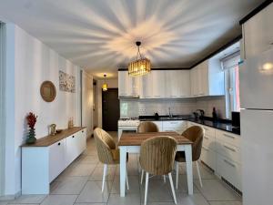 a kitchen with a table and chairs and a dining room at Villa Konakli in Konaklı