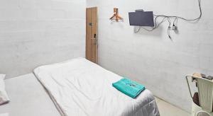a hospital room with a bed and a tv at Hotel O Erbee Inn in Pamanjengang