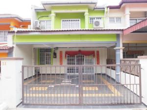 BahauにあるOYO Homes 90575 CK Bahau Homestayの門前の家
