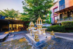 ラノーンにあるThe B Ranong Trend Hotelの中庭の噴水