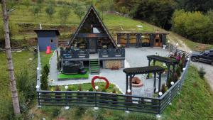 BurzeştiCabana Sofia的享有带游乐场的游乐场的空中景致