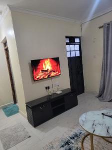 TV a/nebo společenská místnost v ubytování URBAN NEST HOMEs MACHAKOS