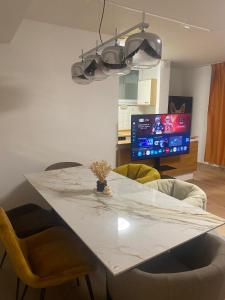 Μια τηλεόραση ή/και κέντρο ψυχαγωγίας στο Spacious & modern apartment near Westpark 6 person