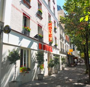 فندق أريان في باريس: شارع فيه نباتات الفخار على جانب المبنى