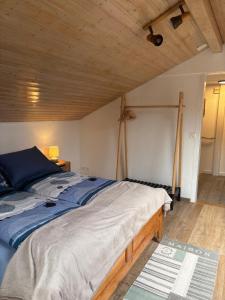 Un pat sau paturi într-o cameră la Anna's Appartement