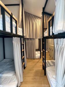 Кровать или кровати в номере Around Ari Hostel