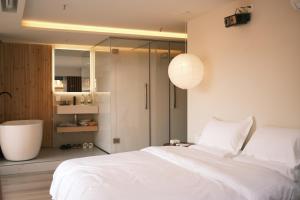 Postel nebo postele na pokoji v ubytování 今山鼓楼观景民宿