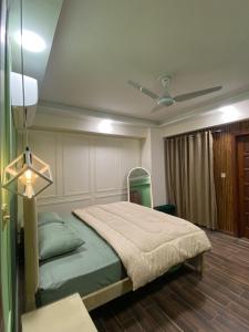 a bedroom with a bed and a ceiling at Luxury, Modern & Central Apartment Islamabad, with Gym, Near Motorway & Airport in Islamabad +21 photos