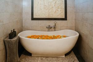 Koupelna v ubytování Sunrise Swing Paradise