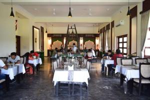 Restoran ili drugo mesto za obedovanje u objektu Village Live In Resort, Chail