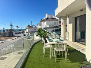 ベナハラフェにあるCasa Paz en Benajarafeの家のバルコニーにテーブルと椅子