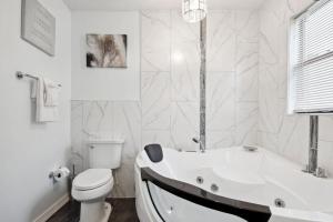 Koupelna v ubytování Spacious Palace Style Retreat! + 13 fotografií