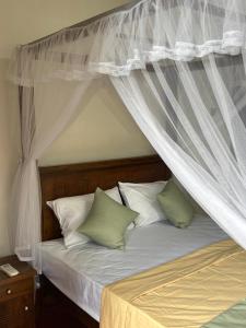 Postel nebo postele na pokoji v ubytování Room In Kandy Yasasa Ayurvedic Villa Nature Stay