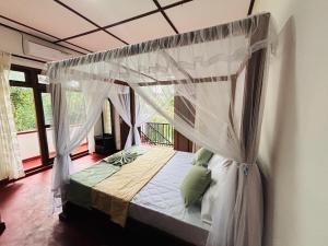 KandyYasasa Spiritual Ayurvedic Villa的一张带天蓬的床