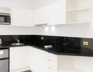 Η κουζίνα ή μικρή κουζίνα στο Anzac Executive Apartments Brisbane