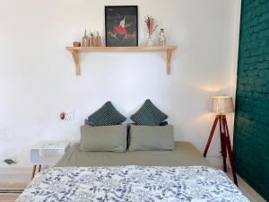 ein Schlafzimmer mit einem Bett und einem Regal an der Wand in der Unterkunft Cottage Story Bir in Bir