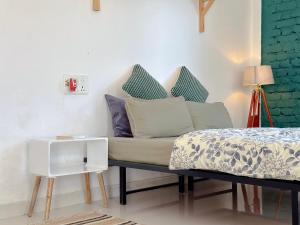 ein Bett mit Kissen darauf in einem Zimmer in der Unterkunft Cottage Story Bir in Bir