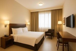 una habitación de hotel con una cama y un escritorio en Hotel Verano, en Nueva Delhi