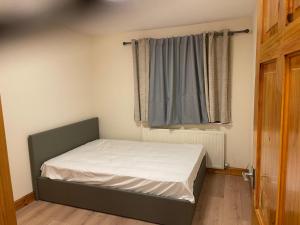 En eller flere senge i et værelse på Woodfarm House + 4 billeder