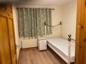 En eller flere senge i et værelse på Woodfarm House